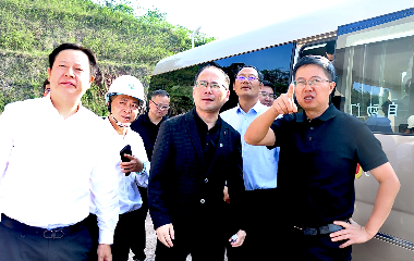 宜賓市南溪區(qū)委書記、南溪經(jīng)開區(qū)黨工委書記劉剛率隊調(diào)研遠東宜賓智能產(chǎn)業(yè)園